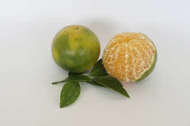 Turunçgil suhuiensis ya da beyaz arka planda izole edilmiş tatlı limonlar.