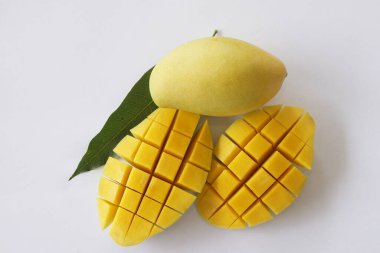 Beyaz arka planda doğranmış mango meyveleri