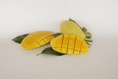 Beyaz arka planda doğranmış mango meyveleri