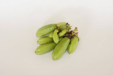 Averrhoa bilimbi (yaygın olarak bilimbi, salatalık ağacı ya da ağaç kuşu olarak bilinir) beyaz arka planda