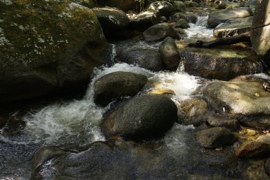 Malezya, Johor 'da bulunan Gunung Ledang şelalesinde büyük taşlı su akışı.