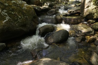 Malezya, Johor 'da bulunan Gunung Ledang şelalesinde büyük taşlı su akışı.