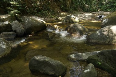 Malezya, Johor 'da bulunan Gunung Ledang şelalesinde büyük taşlı su akışı.