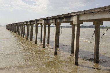 Pasir Panjang Sahili, Negeri Sembilan, Malezya 'da gökyüzünde balıkçı iskelesi