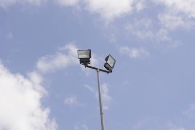 Mavi gökyüzüne karşı spot ışığı