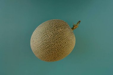 Yeşil arka planda kavun meyvesi