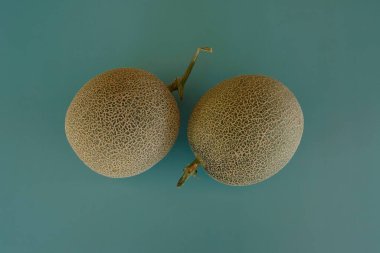 Yeşil arka planda kavun meyvesi