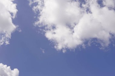 Bulutlu mavi gökyüzü manzarası