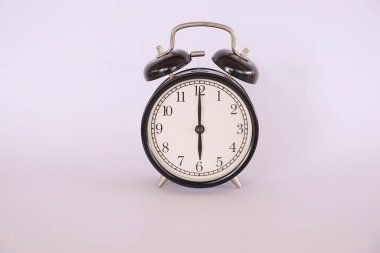 Alarm saati beyaz arkaplanda izole edildi