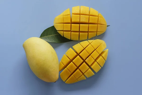Posiekane Owoce Mango Niebieskim Tle — Zdjęcie stockowe