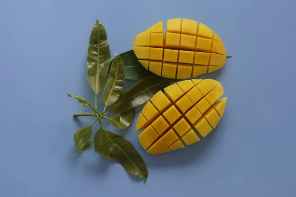Posiekane Owoce Mango Niebieskim Tle — Zdjęcie stockowe
