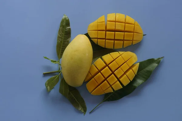 Mavi Arka Planda Doğranmış Mango Meyveleri — Stok fotoğraf