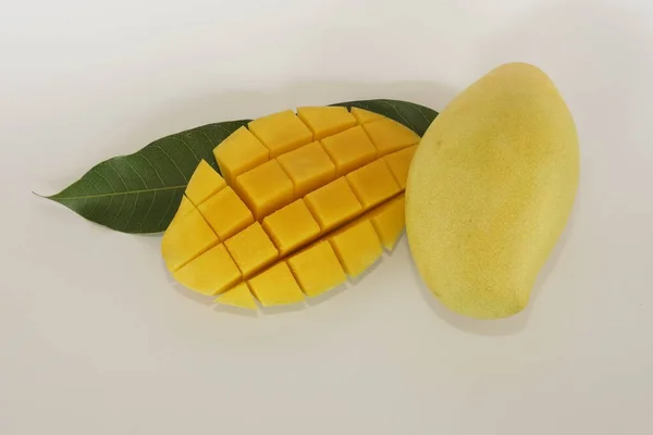 Beyaz Arka Planda Doğranmış Mango Meyveleri — Stok fotoğraf