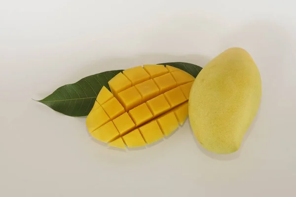 Beyaz Arka Planda Doğranmış Mango Meyveleri — Stok fotoğraf