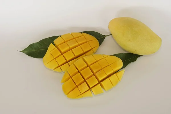 Frutas Mango Picadas Sobre Fondo Blanco —  Fotos de Stock