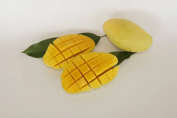 Hackad Mango Frukt Vit Bakgrund — Stockfoto