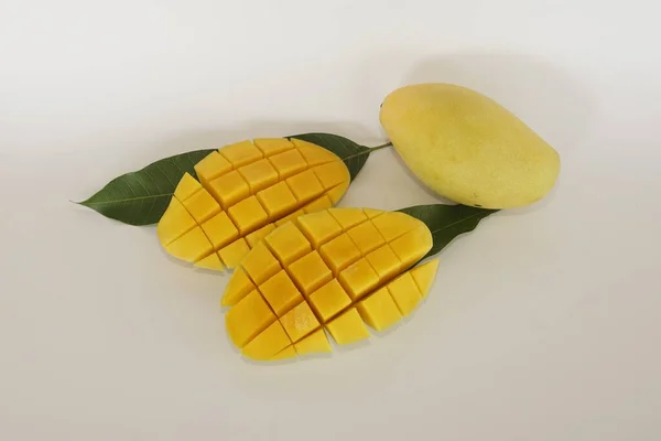 Beyaz Arka Planda Doğranmış Mango Meyveleri — Stok fotoğraf