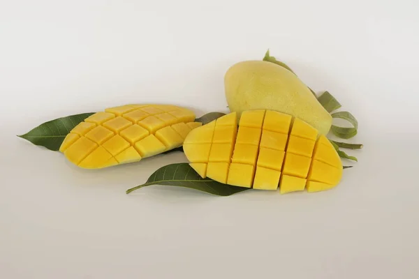 Siekane Owoce Mango Białym Tle — Zdjęcie stockowe