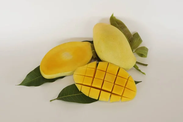 Beyaz Arka Planda Doğranmış Mango Meyveleri — Stok fotoğraf