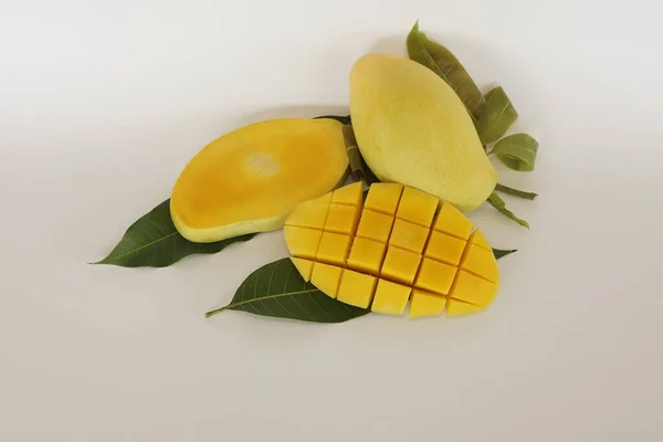 Hackad Mango Frukt Vit Bakgrund — Stockfoto