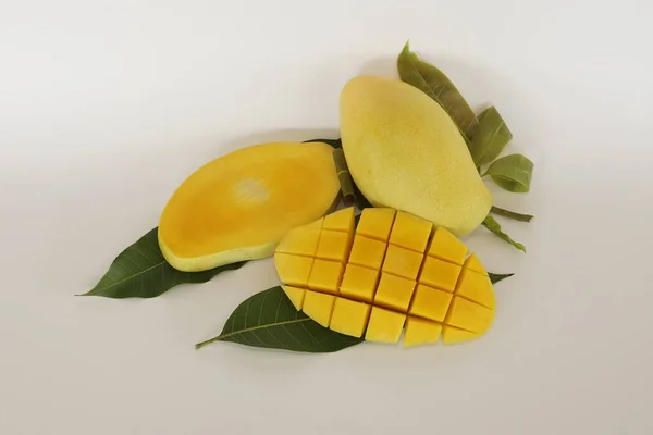 Siekane Owoce Mango Białym Tle — Zdjęcie stockowe