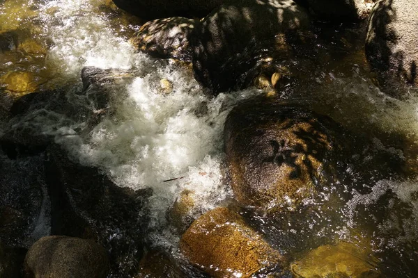 Поток Воды Большим Камнем Водопаде Гунунг Леданг Расположенный Джохоре Малайзия — стоковое фото