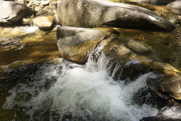 Ροή Του Νερού Μεγάλη Πέτρα Στο Καταρράκτη Gunung Ledang Που — Φωτογραφία Αρχείου