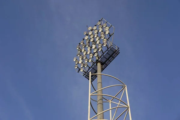 Башня Прожектора Стадиона Против Голубого Неба — стоковое фото