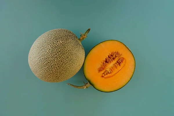 Buah Melon Madu Pada Latar Belakang Hijau — Stok Foto