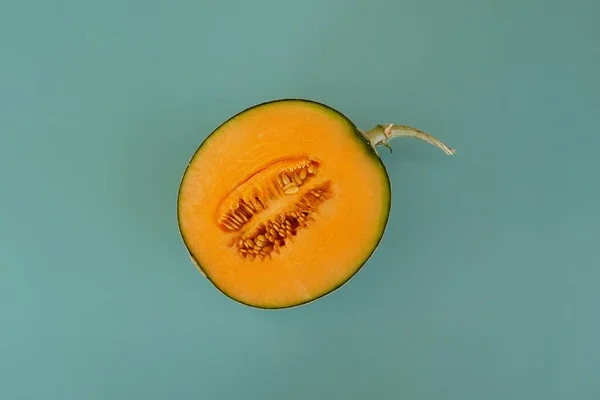 Buah Melon Madu Pada Latar Belakang Hijau — Stok Foto