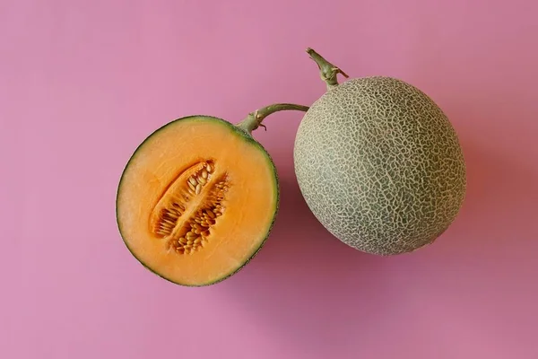 Buah Melon Madu Pada Latar Belakang Merah Muda — Stok Foto