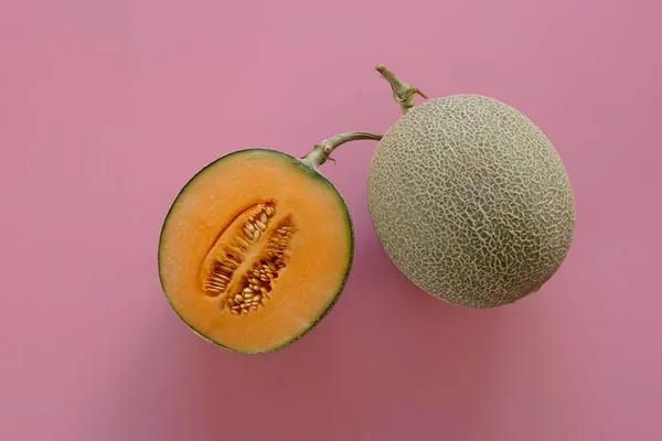 Buah Melon Madu Pada Latar Belakang Merah Muda — Stok Foto