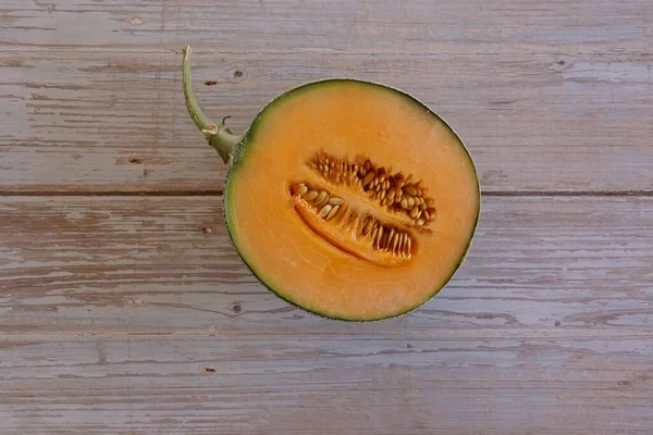 Buah Melon Madu Pada Latar Belakang Kayu — Stok Foto