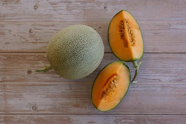 Buah Melon Madu Pada Latar Belakang Kayu — Stok Foto