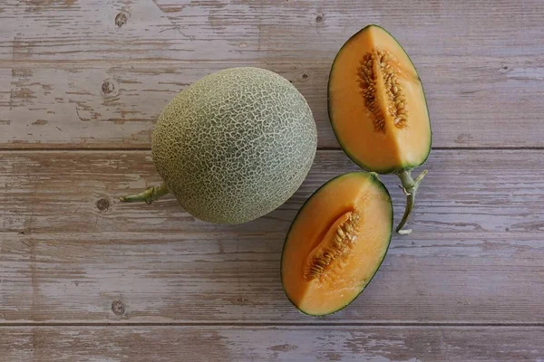 Buah Melon Madu Pada Latar Belakang Kayu — Stok Foto