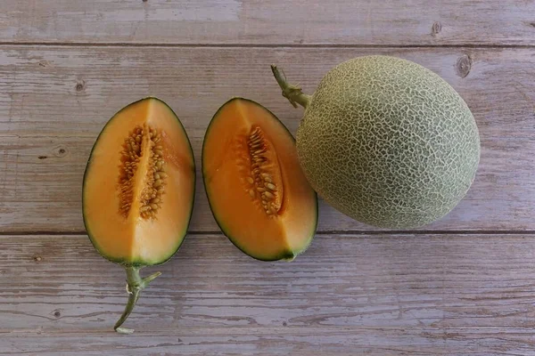 Melone Melata Frutta Sullo Sfondo Legno — Foto Stock