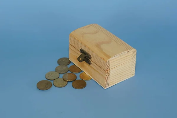 Монети Дерев Яною Коробкою Синьому Фоні — стокове фото