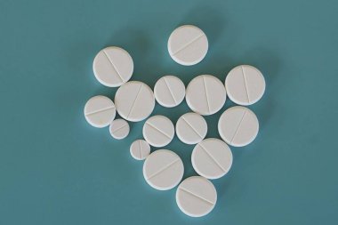 Yeşil arka planda beyaz haplar