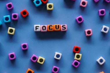 Mavi arkaplanda FOCUS kelimesi