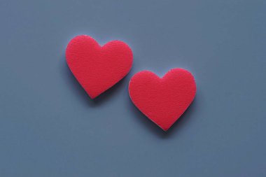Mavi arkaplanda çift kırmızı kalp şekilleri