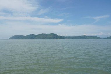 Mavi gökyüzüne karşı deniz tepesi, Pulau Aman, Penang, Malezya