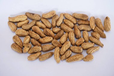 Masadaki fıstıkları kapat. 