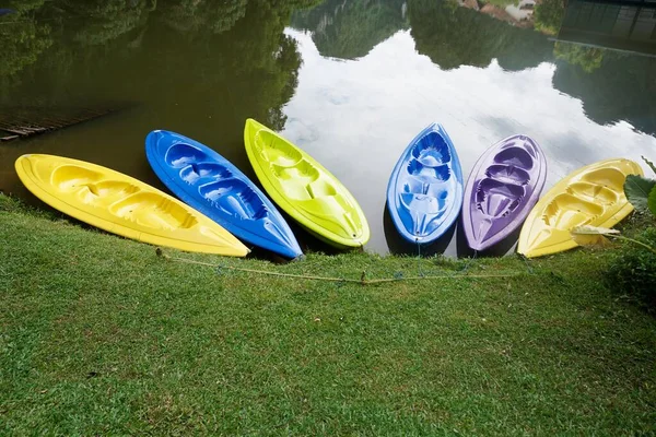 Buntes Kanu Auf Dem See — Stockfoto