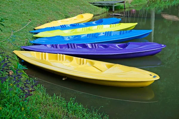 Kanoe Colorido Lago —  Fotos de Stock