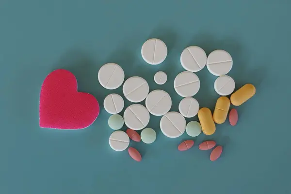 Různé Pilulky Bílé Srdce Znamení Zeleném Pozadí — Stock fotografie