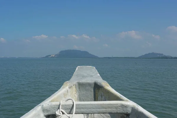 Blick Auf Das Meer Und Das Boot Auf Dem See — Stockfoto