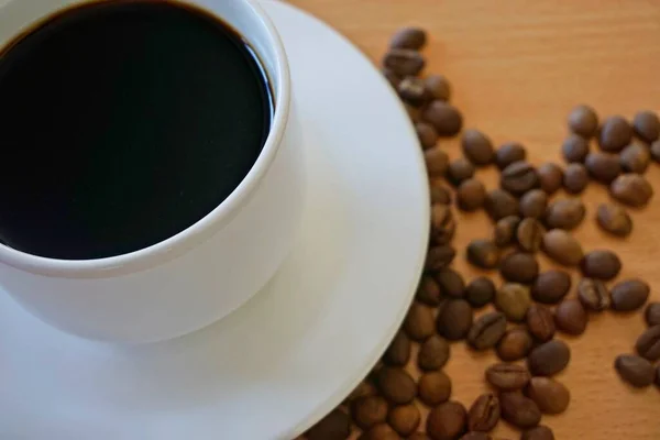 Kahve Çekirdekli Bir Fincan Kahve — Stok fotoğraf