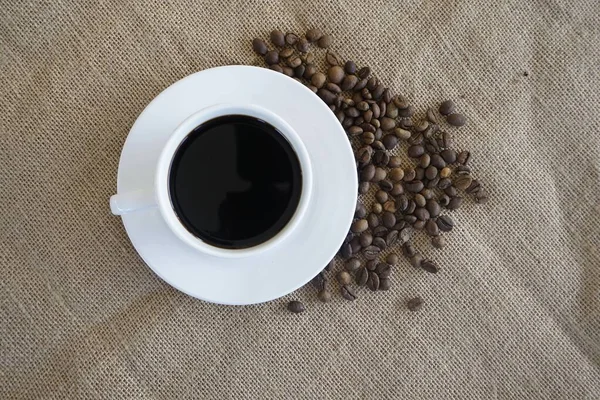 Una Taza Café Con Granos Café Mesa — Foto de Stock