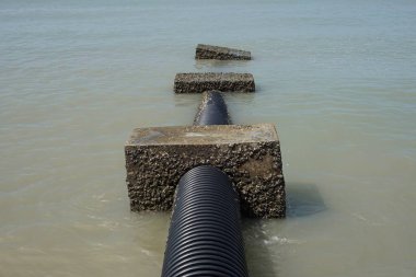 Sahildeki su borusu.