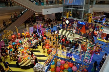 Shah Alam, Selangor, Malezya - 8 Eylül 2019, Shah Alam i-City vitrinindeki kalabalık 